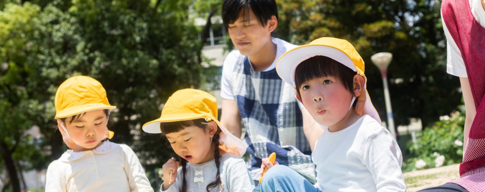 屋外で過ごす子どもたち